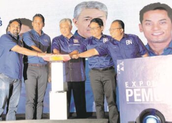 KHAIRY Jamaluddin (dua dari kiri) adalah antara nama yang boleh memberikan harapan baharu kepada 
UMNO.