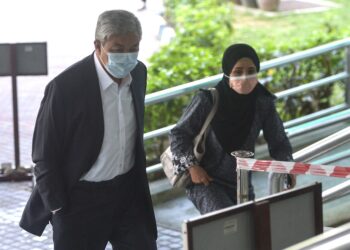 AHMAD Zahid tiba di Mahkamah Tinggi Shah Alam, Selangor hari ini bagi perbicaraan hari pertama berhubung menerima rasuah  berhubung Sistem VLN. - UTUSAN/ZULFADHLI ZAKI