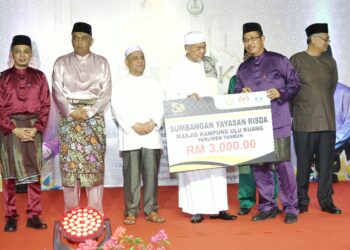 AHMAD Zahid Hamidi (tiga dari kanan) menyampaikan cek sumbangan Yayasan Risda kepada Masjid Kampung Ulu Kuang pada Majlis Santunan Kasih Ramadan Negeri Perak Tahun 2023 di Sekolah Izzudin Shah di Ipoh hari ini. - UTUSAN/MUHAMAD NAZREEN SYAH MUSTHAFA