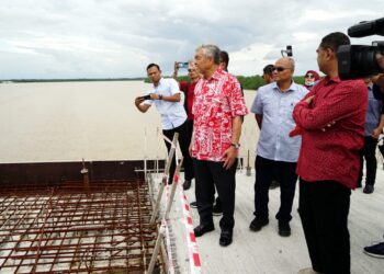 AHMAD Zahid Hamidi (tengah) melawat tapak pembinaan jambatan Bagan Datuk-Sejagop di Bagan Datuk hari ini. - UTUSAN/ZULFACHRI ZULKIFLI