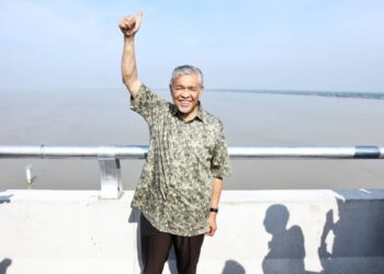 AHMAD Zahid Hamidi menunjukkan isyarat bagus pada majlis pelancaran Jambatan Bagan Datuk-Kampung Sejagop di Bagan Datuk hari ini. - UTUSAN/MUHAMAD NAZREEN SYAH MUSTHAFA