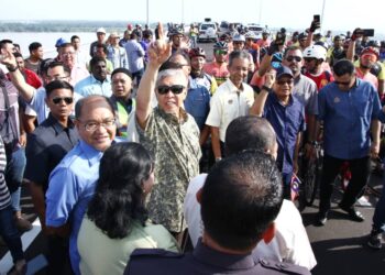 AHMAD Zahid Hamidi (tengah) meninjau Jambatan Bagan Datuk -Kampung Sejagop pada majlis pelancaran laluan itu di Bagan Datuk hari ini. - UTUSAN/MUHAMAD NAZREEN SYAH MUSTHAFA