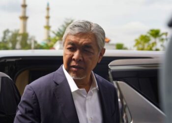 AHMAD Zahid Hamidi di Mahkamah Tinggi bagi perbicaraan rasuah, pecah amanah dan pengubahan wang haram. - UTUSAN/SHIDIQQIN ZON