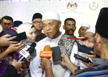 AHMAD Zahid Hamidi ditemui pemberita pada Majlis Santunan Kasih Ramadan di Sekolah Izzuddin Shah di Ipoh hari ini. - UTUSAN/MUHAMAD NAZREEN SYAH MUSTHAFA