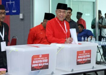 AHMAD Zahid Hamidi memasukkan kertas undi Pemilihan UMNO pada Mesyuarat Perwakilan UMNO Bahagian Bagan Datuk di Kompleks UMNO Bagan Datuk hari ini. - UTUSAN/MUHAMAD NAZREEN SYAH MUSTHAFA