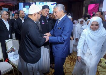 AHMAD Zahid Hamidi bersalaman dengan Gabungan Persatuan Institusi Tahfiz Al-Quran Kebangsaan (PINTA) di  KKDW di Putrajaya. - UTUSAN/FAISOL MUSTAFA