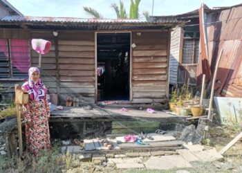 KEADAAN rumah Aminah Abd. Rahman yang daif di Kampung Bagan Ikan, Bagan Datuk, Perak. - UTUSAN/AIN SAFRE BIDIN