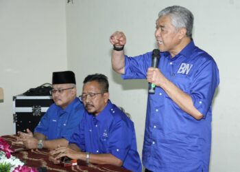 AHMAD Zahid Hamidi berucap pada Majlis Santai Bersama Penduduk Perumahan Awam Bagan Datuk, Perak.- UTUSAN/MUHAMAD NAZREEN SYAH MUSTHAFA