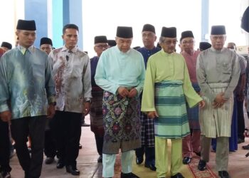 AHMAD Zahid Hamidi (tiga dari kanan) mengiringi Raja Jaafar Raja Muda Musa pada majlis berbuka puasa di Masjid Tuminah Hamidi di Bagan Datuk semalam. - UTUSAN/AIN SAFRE BIDIN