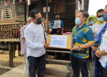 WAN Saiful Wan Jan (kanan) menyampaikan sumbangan 12,000 pelindung muka kepada Shafiy Zakaria untuk digunakan imam-imam di negeri ini semasa program Kayuhan Jalinan Kasih @ CSR TVET  2020 di Kampung Bahagia, Kuala Perlis, hari ini.- UTUSAN/NAZLINA NADZARI