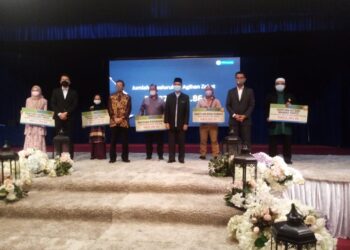 SAIPOLYAZAN M. Yusop (dua dari kanan) dan Mufti Selangor, Datuk Dr. Anhar Opir (empat dari kanan) bergambar bersama penerima zakat daripada LZS di Wisma PKPS, Shah Alam, Selangor hari ini. - UTUSAN / MOHAMAD NAUFAL MOHAMAD IDRIS