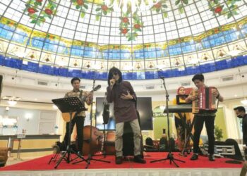 ZAMANI ketika membuat persembahan di Hotel LaCrista Melaka. - FOTO/DIYANATUL ATIQAH ZAKARYA