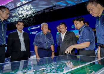 NIK Nazmi Nik Ahmad (tiga dari kanan) bersama  Pengerusi Malakoff Corporation Berhad, Tan Sri Ahmad Tajuddin Ali (tiga dari kiri) melawat ruang pameran selepas pelancaran inisiatif penjenamaan semula Malakoff Corporation Berhad (Malakoff) di Kuala Lumpur. - UTUSAN/FARIZ RUSADIO 