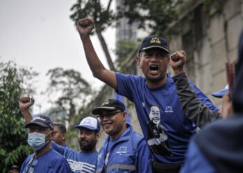 PENYOKONG BN yang hadir di pusat penamaan calon di Pusat Komuniti Bukit Bandaraya bersorak bagi memberi sokongan kepada calon mereka semasa proses penamaan calon PRU15 bagi kerusi Lembah Pantai. - UTUSAN/FAIZ ALIF ZUBIR