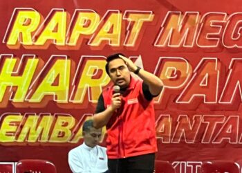 OMAR Mokhtar ketika berucap di pentas Rapat Mega Keadilan di Dataran Pantai Ria, Kuala Lumpur,  malam ini.