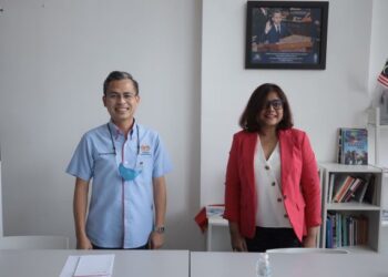 FAHMI Fadzil dan Melissa Norman  semasa taklimat media di Pejabat Ahli Parlimen Lembah Pantai mengenai Kolaborasi Aisling dengan PKLP membantu pencari kerja.