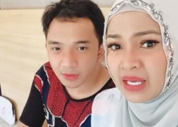 Zarina Zainuddin dan anaknya Azal. – Instagram Zarina Zainuddin