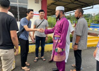 DR. Nik Muhammad Zawawi Salleh bersama dengan pengundi muda sesama membuang undi di Pasir Puteh, Kelantan.-UTUSAN/TOREK SULONG