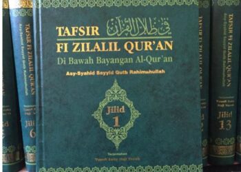 Sayyid Qutb menulis Tafsir Fi Zilal Al-Quran meninggal dunia semasa dalam penjara pada 1966.