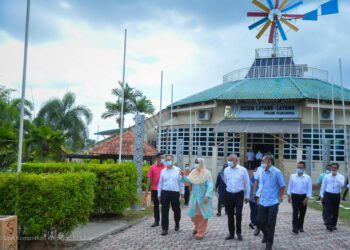 ZURAIDA Kamaruddin membuat tinjauan di Taman Bukit Layang-layang, Pasir Gudang, Johor, yang akan dinaik taraf menjadi Taman Awam.