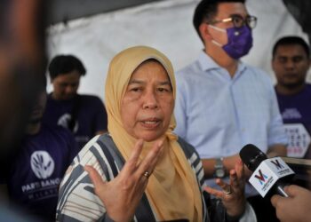 ZURAIDA Kamaruddin ketika dalam sidang akhbar di Pusat Khidmat Parlimen Ampang. - UTUSAN/FIRDAUS JOHARI